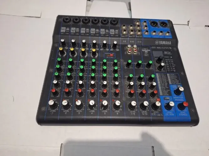 Mesa de Som Yamaha MG12XUK - 12 Canais com Efeitos e USB