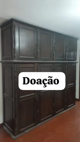 Guarda-roupas de madeira para doação