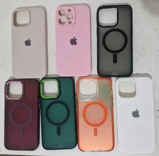 Conjunto com 7 capas de proteção para Iphone 15, cores variadas.
