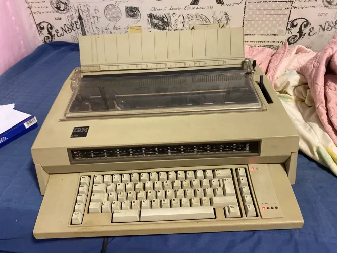 Máquina de escrever elétrica IBM 6746 FUNCIONANDO PERFEITAMENTE