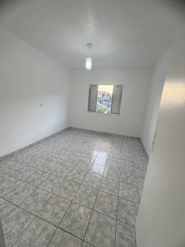 Aluga-se casa com 2 cômodos + banheiro