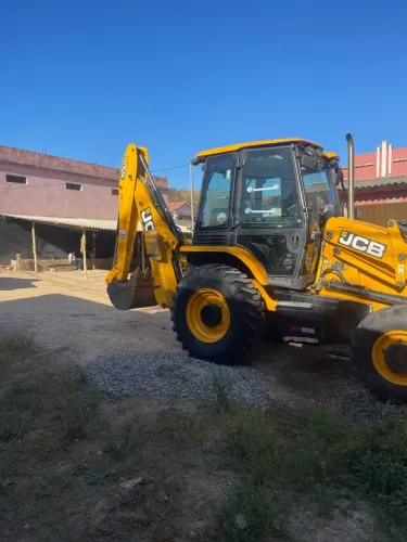 Retroescavadeira JCB 3CX 2025