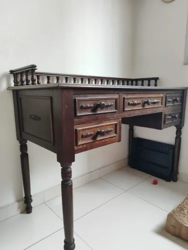 Escrivaninha colonial madeira maciça de excelente qualidade com cinco gavetas