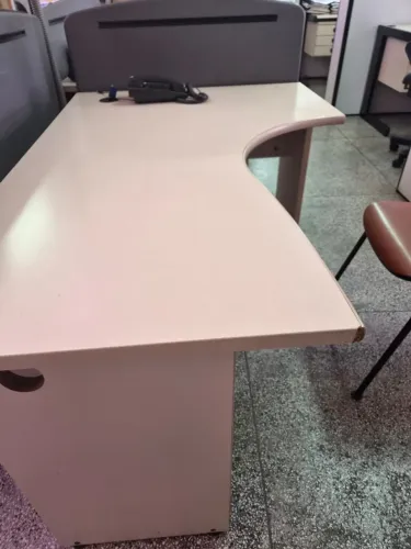 Estação de trabalho com divisória lateral, mesa em L