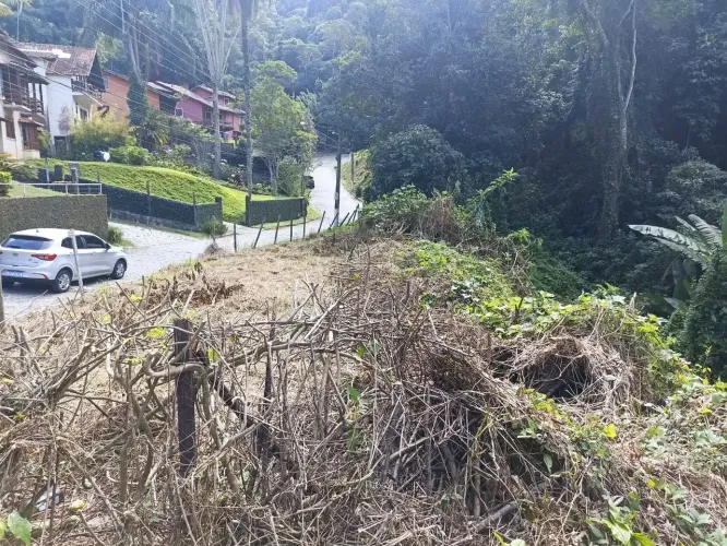 Terreno em condomínio para venda tem 1465 metros quadrados em Retiro - Petrópolis - RJ