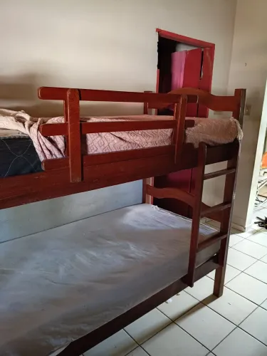 Vendo cama beliche de madeira legítima com colchões novos.