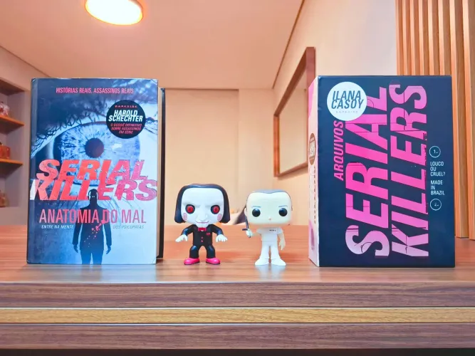 Livros de Serial Killers e Funkos Pop
