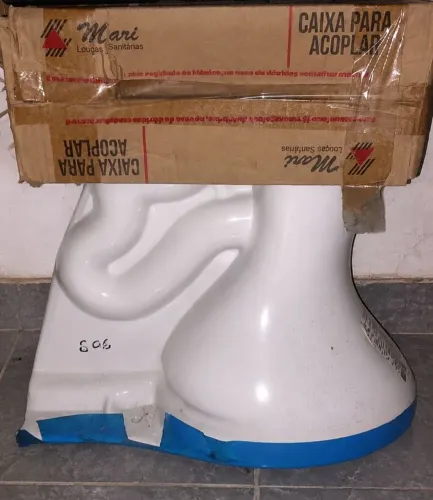 Vaso sanitário e caixa acoplada + gabinete de banheiro + torneira de banheiro todos novos