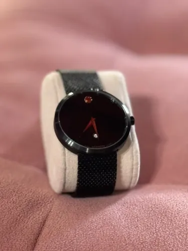 Relógio Movado preto com pulseira de malha