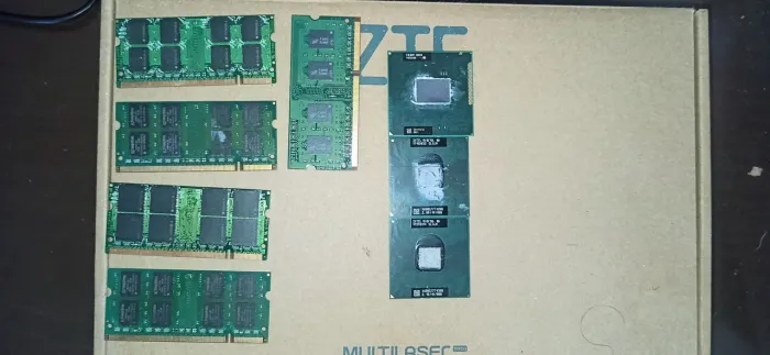 Lote de memorias ram antigas de notebook e processadores antigos.
