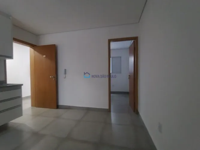 Apartamento com 01 dormitórios, sala ,banheiro, cozinha com armário, área de serviço colet