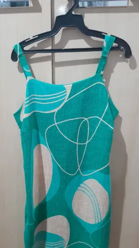 VESTIDO MÉDIO COM ESTAMPAS E ALÇAS AJUSTÁVEIS 