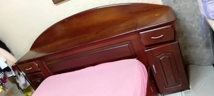 Cama de madeira. 
