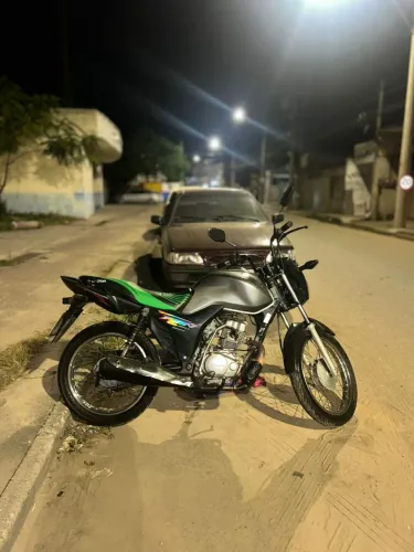 Vendo CG 125 , moto pronta pra transferir, muito bem conservada