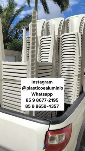 Conjunto de mesa e cadeiras de plástico