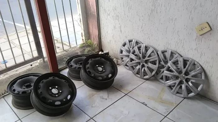 Rodas aro 14 com 05 furos+ calotas VW Usado Comjunto