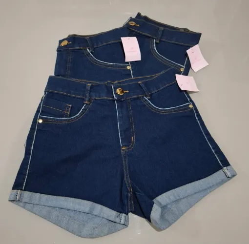 Kit três shorts com Lycra. Pontuações 40,42e 44
