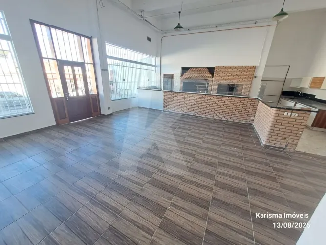 Salão comercial medindo 115 m² com 2 banheiros e vagas de garagem