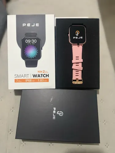 Smartwatch Peje resistente à água.
