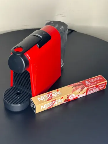 Cafeteira Nespresso Essenza Mini Vermelha 220V