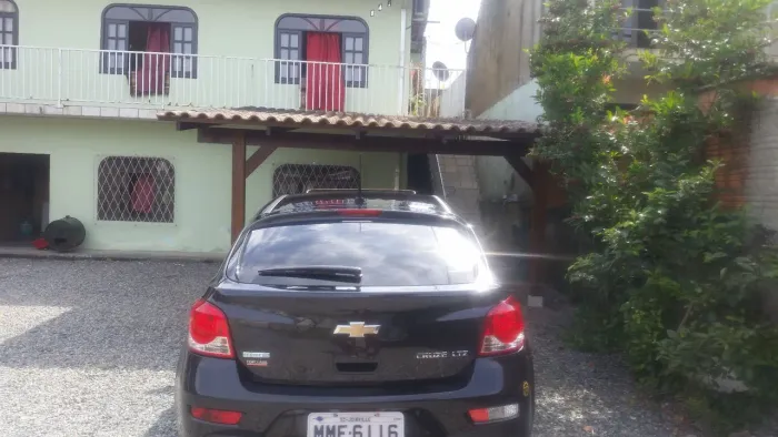 Alug quarto com casa compartilhada