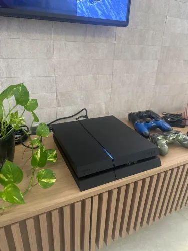 PS4 FAT + 4 CONTROLES + HD EXTERNO - COMPLETO