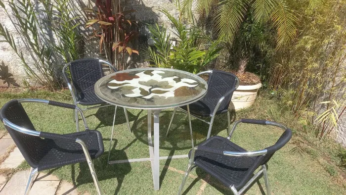 Mesa e quatro cadeiras
