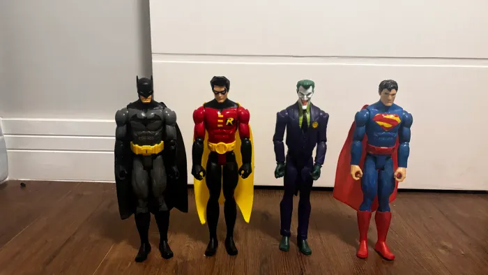 Kit 4 Bonecos DC Comics 30cm - Batman, Robin, Coringa e Superman