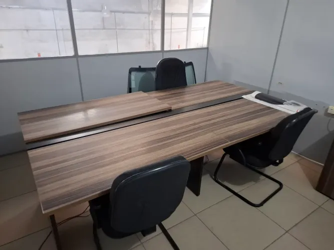 Vendo mesa projetada para reunião em escritório m