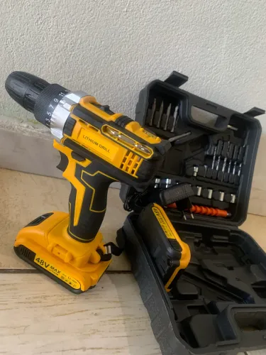 Vendo Parafusadeira e Furadeira com Maleta e Acessórios NOVA!