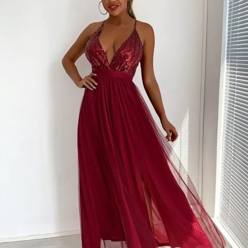 Vestido vermelho com paetês e decote em V