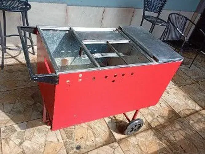 Carrocinha de cachorro-quente e outros.