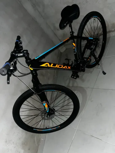 Bicicleta Audax Havok SX Aro 29 Full Shimano Freio a Disco + U-Lock, Bags e Bomba Elétrica