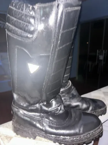 Bota couro com caneleira tamanho 42