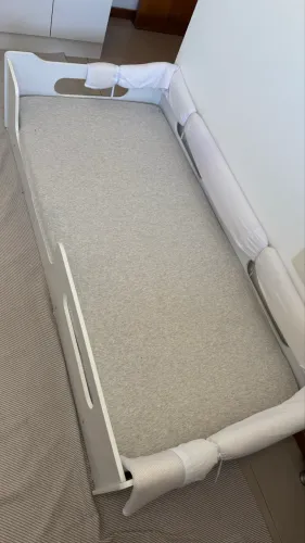 Cama Montessori infantil com colchão.