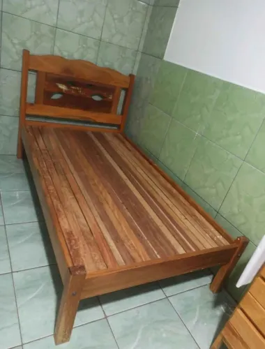 ? CAMA SEMI CASAL DE MADEIRA MACIÇA ?