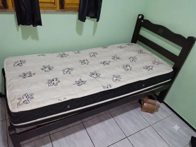 Cama de solteiro com colchão de mola