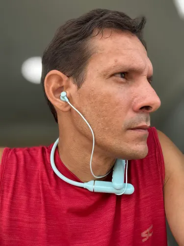 Fone Bluetooth 5.3 Azul com Fita de Pescoço corredor e Visor LED.