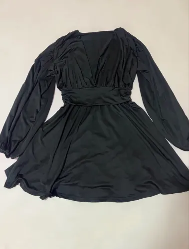 Vestido Preto Curto Manga Longa com Decote V - Tamanho G ?