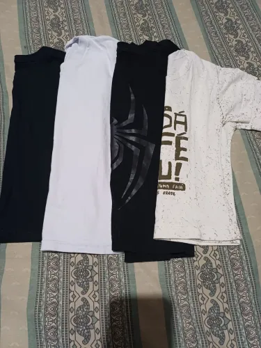 Kit de camisetas infantis.