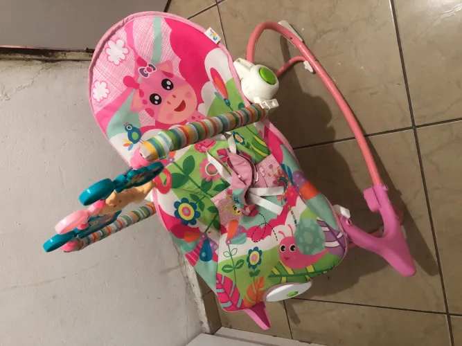 Cadeirinha vibra e toca 