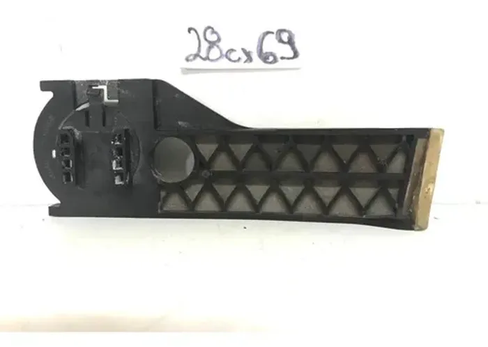 Suporte Do Radiador Lado Direito Mercedes Gla200 2015