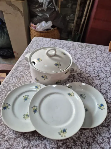 Sopeira antiga mais 3 pratos de sobremesa