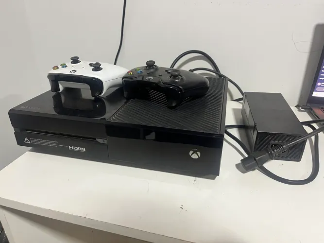 Xbox One 500GB + 2 Controles + Fonte e Cabos 