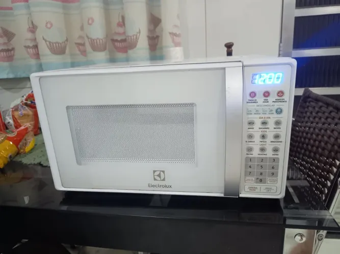 Microondas Eletrolux 20 litros.. novinho 