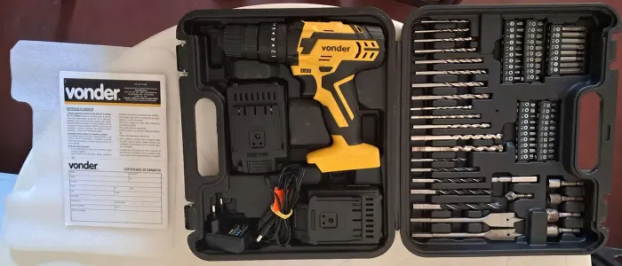 Parafusadeira/furadeira Vonder 12V. 74 peças + bateria sobressalente.