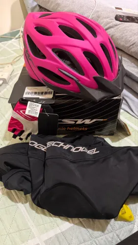 Capacete, luva e calça ciclista