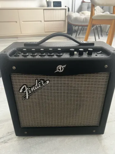 Amplificador Fender Mustang