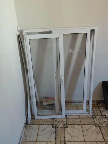 Janela vitro pivotante com duas folhas de alumínio branco esquadria 