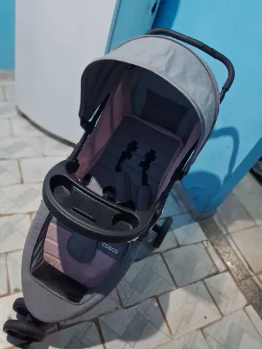 Vendo carrinho de bebê cosco bem conservado.